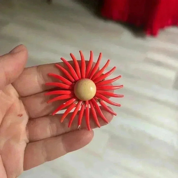 4/$100  Pink neon flower pedal 1960 vintage brooch - Picture 6 of 6